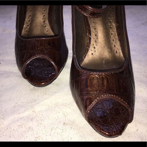 Brown short heel pumps  - Picture 3 of 7